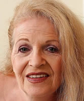 Geile Oma mit Faltengesicht