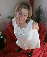 Reife deutsche Caro zeigt ihre Strumpf Galerie