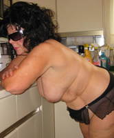 Geile schwarzhaarige Oma übergewichtig