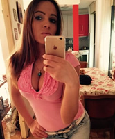 Geile Selfie Amateur Bitch posiert daheim