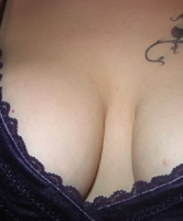 Titten Tattoo Nahaufnahme von Ausschnitt