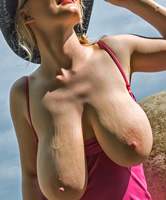 Geilste schlaffe Hängetitten lang am runter hängen