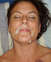 Genüsslich Sperma auf Gesicht abgespritzt