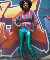 Schwarze Ghetto Afro Bitch in Tight Shiny Green Leggings