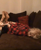 Girl Nina geht bestrumpft zum Kitzelinterview