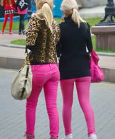 Zwei geile Girls in Pink