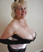 Granny in sexy Dessous hat Megabrüste