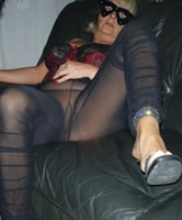 Großmutti in Pantyhose und Mules