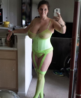 Neues Hausfrauen Selfie in grünen Dessous