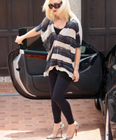 Gwen Stefani in enger Leggings und sexy Pumps Schuhen