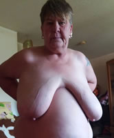 Hangebauch und lange Busen von alter Amateur Sau