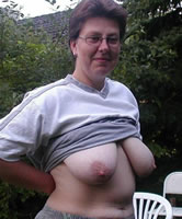 Hässliche Ehefrau zeigt Hängetitten im Garten