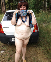 Hässliche Fettsau mit Hängebauch beim Wandern