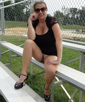 Hausfrau am Sportplatz für junge Männer