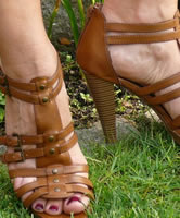 Hausfrau in Sandalen Pumps