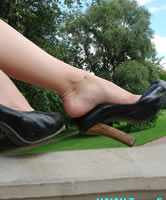 Brünette 18, Heels und Fuß posieren