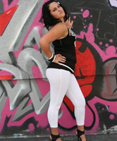 Latina posiert ihren dicken Arsch in weisser Yogapants