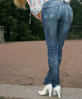 Helle Jeans und weisse Pumps
