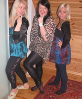 Horny und versaute Freundinnen posieren auf Party