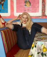 Blonde in Jeans Hosenträger