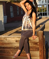 Schicke Asiatin hübsch gekleidet