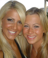 Blondinen Freundinnen machen ein Selfie