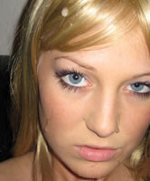 Hübsche Sie bekommt das Sperma ins Gesicht