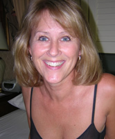 Hübsches lächeln von älterer Ehefrau daheim