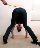 Mit dem Brett ihren Arsch in Jeans hart gespankt