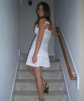 Junge Amateur Frau privat im sexy Kleid