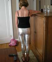 Junge Amateur Fetisch Schlampe in silbernen Leggings und Flip Flops