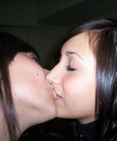 Brünette Teen Girls knutschen gemeinsam