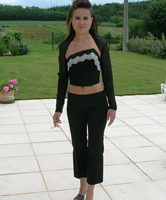 Brünette im schwarzen Dress und Dior Heels