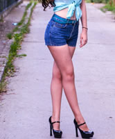 Junge Dame mag hohe Absätze