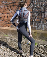 Junge Frau sexy und sehr adrett gekleidet