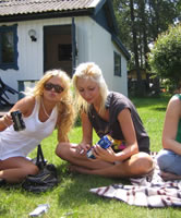 Junge Freundinnen privat auf Wiese im Garten