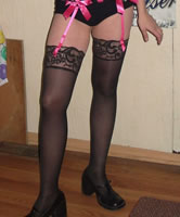 Junge Straps Freundin in Nylon daheim