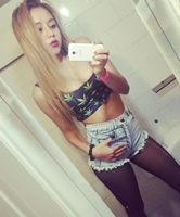 Junge macht sexy Nonnude Selfie in Jeans Hotpants