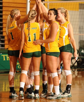 Jung Sport Weiber spielen im Unterricht