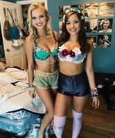 Studentinnen sexy gekleidet, Aufnahme von zwei besten Freundinnen