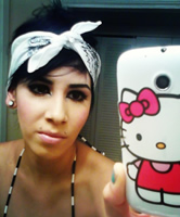 Hello Kitty Phone von junger Südländerin