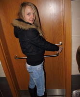 Teen Bitch Blowjob auf Toilette
