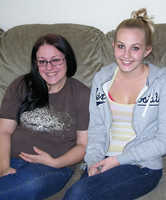 Junge beste Freundinnen zusammen vor nackt der Kamera