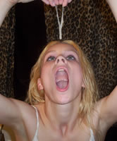 Junges blondes Mädchen will Sperma unbedingt