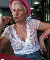 Geiles Luder wieder öffentlich sehr freizügig