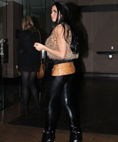 Katie Price, Leggings und sexy Boots