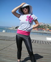 Kleine Lady im Tight Outfit