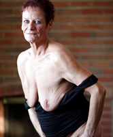 Reife Amateurin, leere Brust Milchtüten