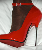 Kyra die Fetisch Schlampe zeigt sich in Pantyhose und geilen High Heels