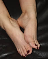 Deutsche Frau zeigt privat lackierte Füße